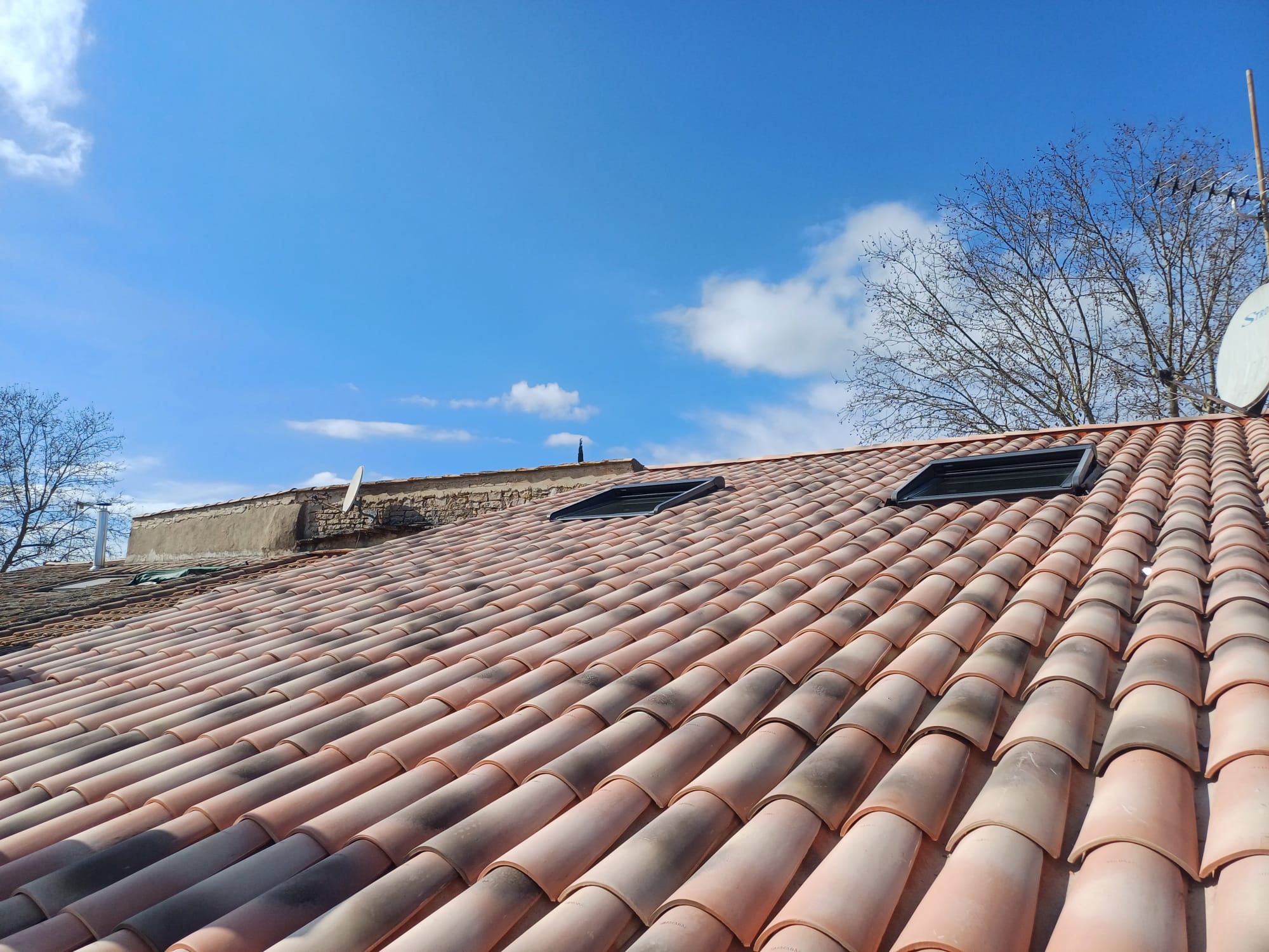 Toiture tuiles rondes neuves Velux Var 83